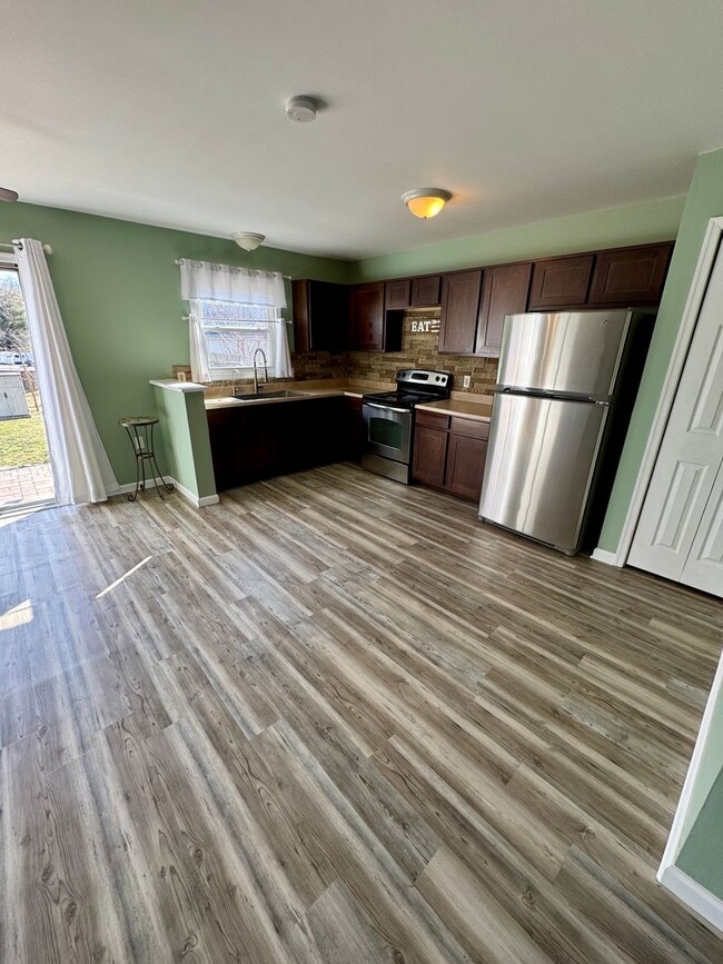 Building Photo - Beautifully Updated 3 Bedroom 1.5 Bath Tow...