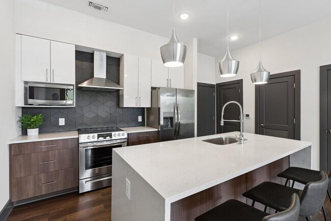 Building Photo - 112 Rogers St NE