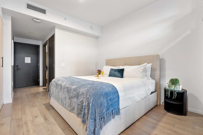 Building Photo - 398 NE 5th St