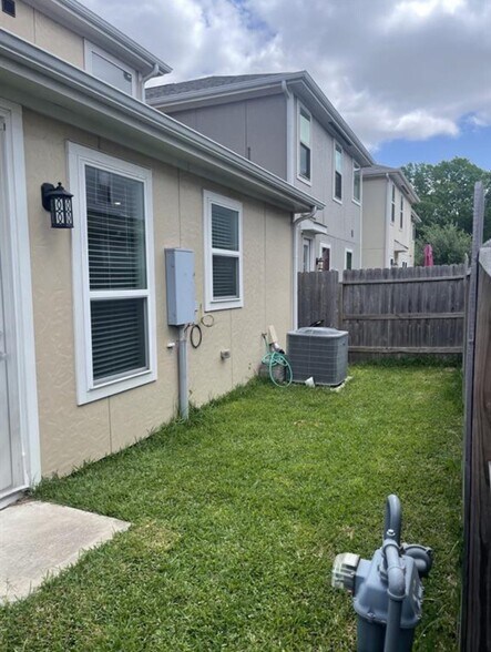 Building Photo - 10215 Alder Ridge Dr