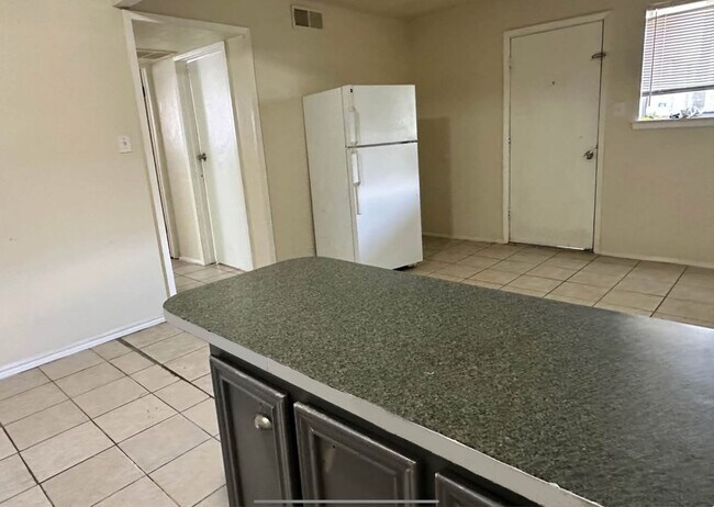 Building Photo - Downstairs 2 Bed / 1 Bath Apartment with Electric, Water, Trash & Gas INCLUDED