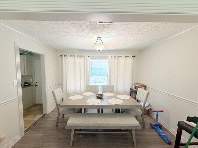 Building Photo - 1910 Huge Oaks St