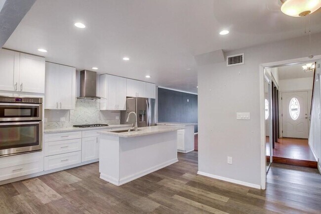 Building Photo - 5 bedroom Home with Large Private Yard