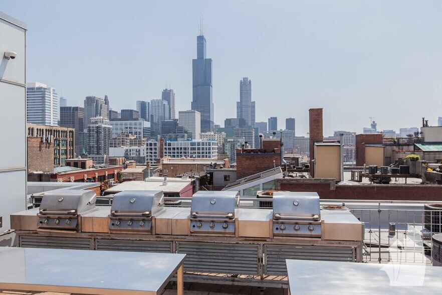 Building Photo - 933 W Van Buren St