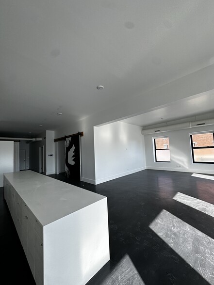 Building Photo - 2500 W Chicago Ave