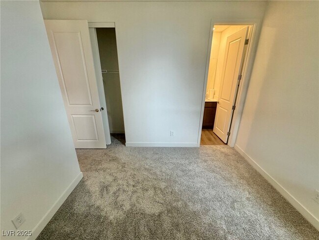 Building Photo - 1548 Little Penguin St