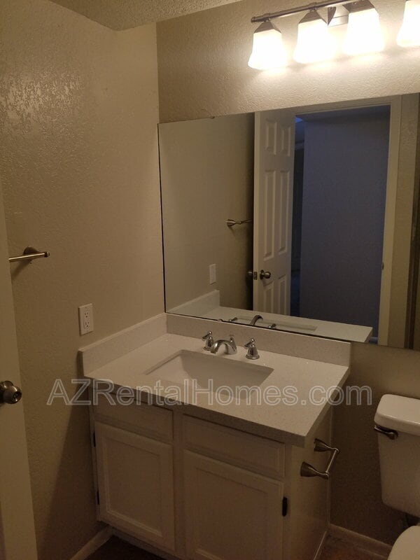 Building Photo - 609 E Mesquite Cir