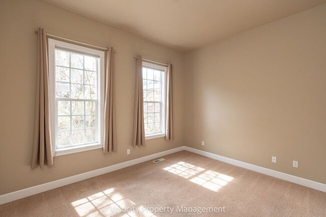 Building Photo - Awbrey Butte Home with Views!