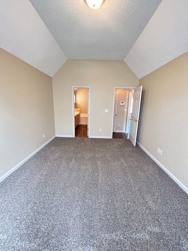 Building Photo - Cozy home in The Commons neighborhood offering split bedroom floor plan! Back yard is fully fence...