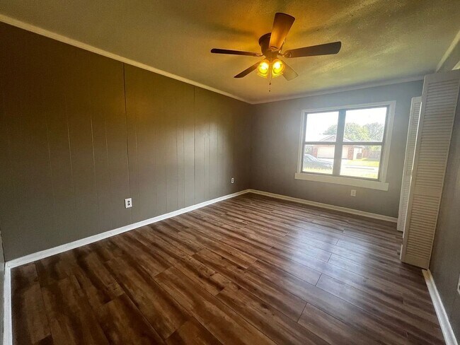 Building Photo - Updated 3 bedroom 2 bathroom house in Cent...