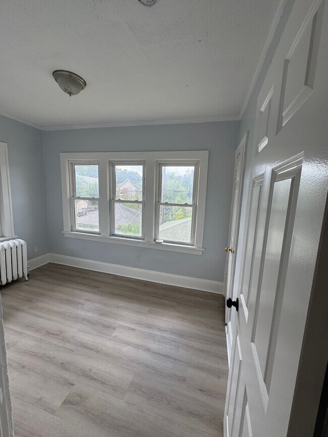 Building Photo - 1429-31 Knox Ave N