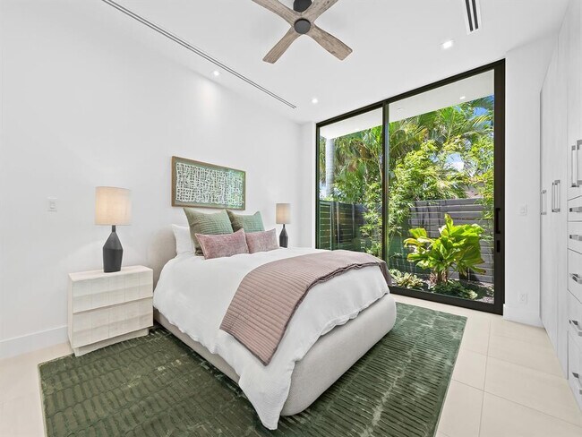 Building Photo - 2657 NE 34th St