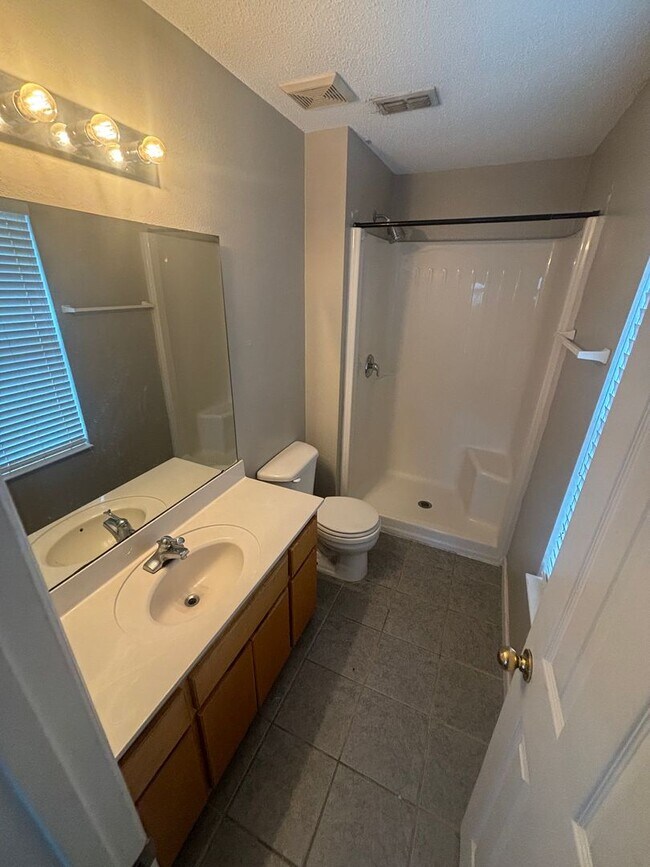 Building Photo - Spacious 3 BR 3 BA in Great Location!