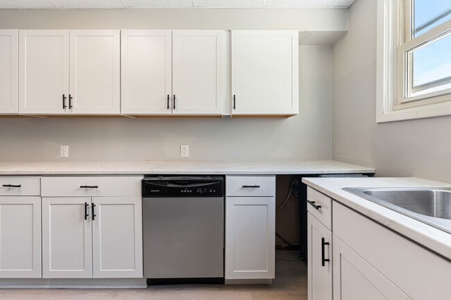 Building Photo - 3 bed 1.5 bath - freshly updated top to bottom, dishwasher, laundry, off street parking