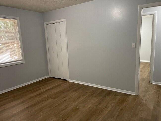 Building Photo - 2 bedroom/1 bath Westside Duplex!