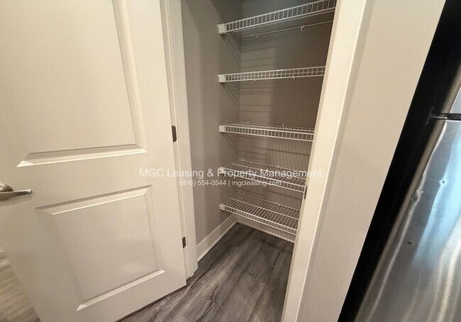 Building Photo - 1 Bedroom Luxury Apartment in the Northland of KCMO