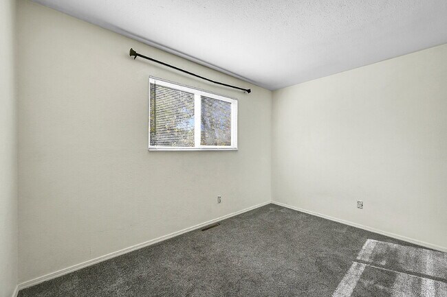 Building Photo - $1,900.00, 3-bed, 2-bath located in Colora...