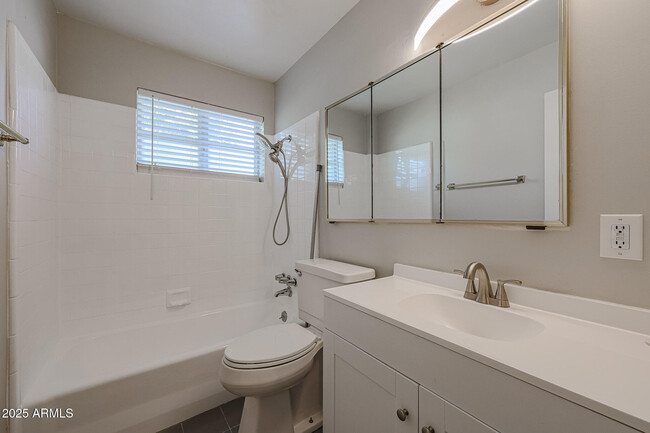 Building Photo - 1120 E Palo Verde Dr