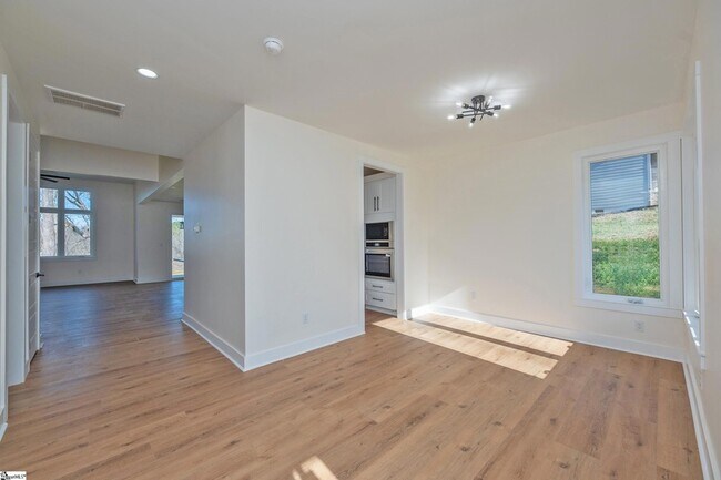 Building Photo - 105 Horseshoe Bend Rd