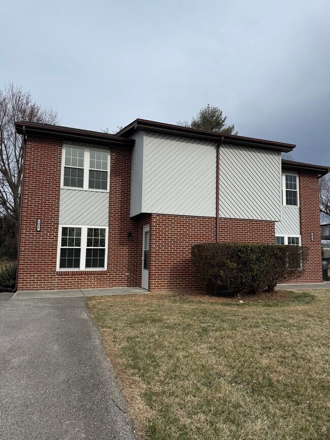 Building Photo - Newly Renovated Duplex in North County
