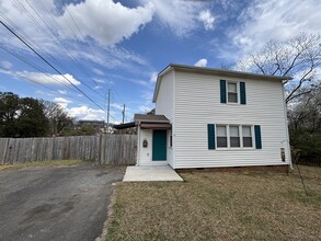 Building Photo - 3 Bedroom/1.5 Bath Charming House Large Fenced Yard