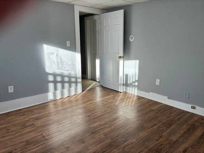 Building Photo - 129 S Elm St