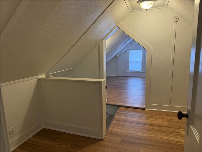 Building Photo - 355 Caroline St