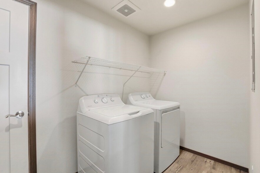 Building Photo - 7 E Chatham Ave