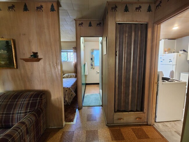 Building Photo - SKI LEASE: Close to Bus Line, Full Kitchen, 2 Living Areas