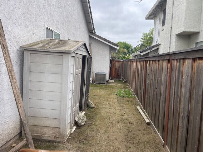 Building Photo - 3br/2ba Home on corner lot