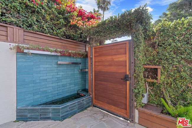 Primary Photo - 27 18th Ave