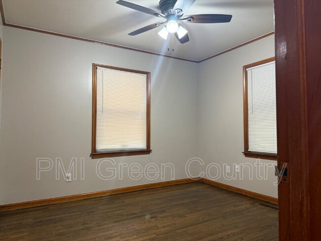 Building Photo - 1214 N Quanah Ave