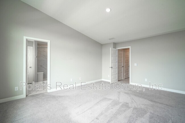 Building Photo - 673 Golborne St