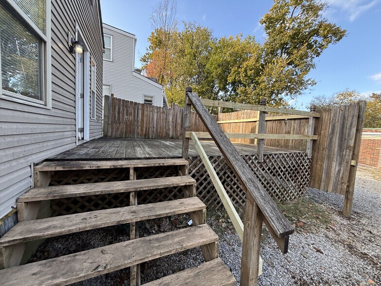 Building Photo - 123 Montmullin St