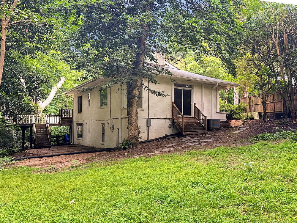 Side Yard / Patio - 712 Powell St
