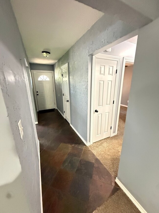 Building Photo - 4 Bed 2 Bath Springfield, MO
