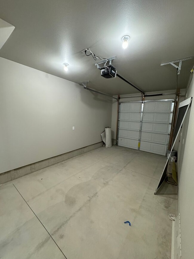 Building Photo - New 3 bedroom 2 1/2 bath home townhome on ...