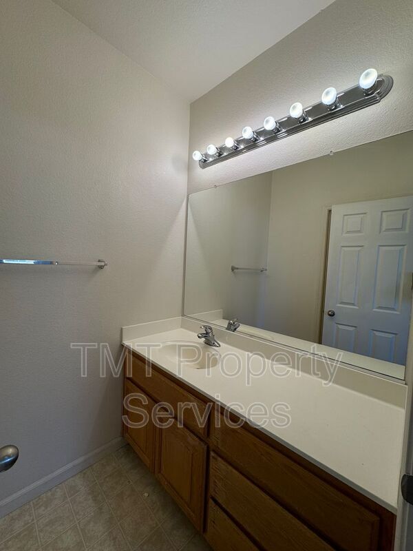 Building Photo - 3066 Staysail St