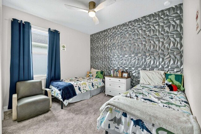 Building Photo - 6544 Cloverdale Ave