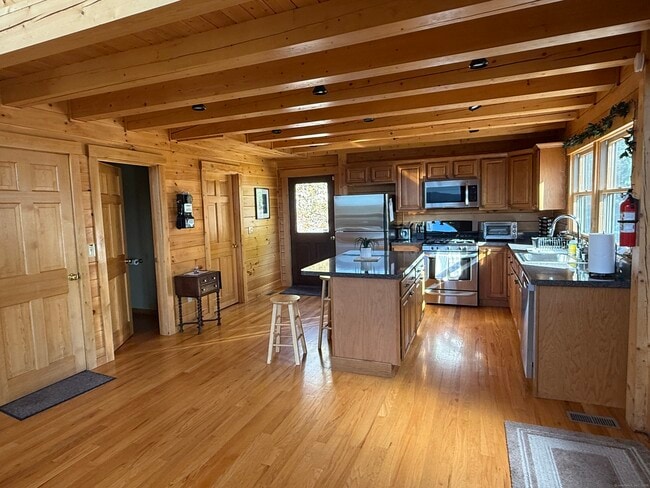 Building Photo - 570 Long Mountain Rd