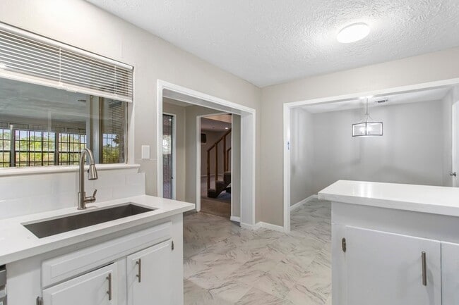 Building Photo - 6602 Indian Lake Dr