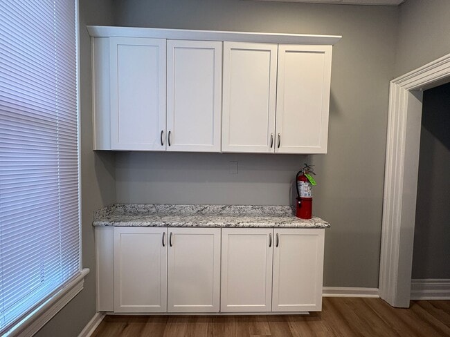 Building Photo - Spacious apartment in historic house!