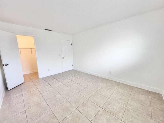Building Photo - 906 Foresteria Dr