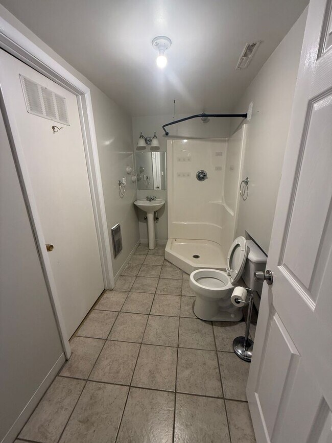 Building Photo - Charming 3-Bedroom, 3-Bathroom Farmhouse outside of Sturgeon MO - just 15 minutes from Columbia!