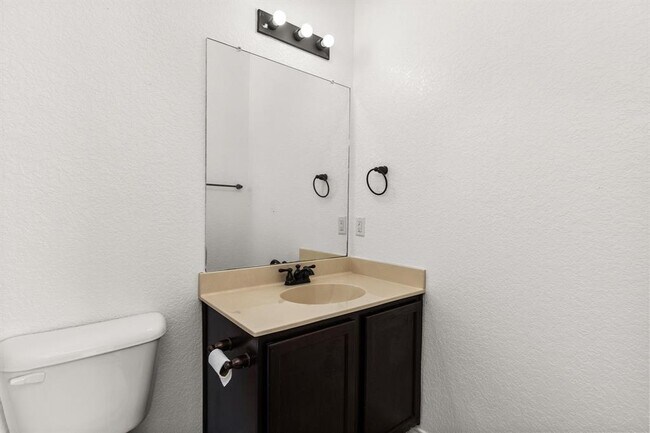 Building Photo - 586 Creekside Cir