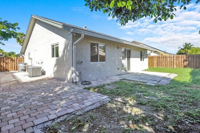 Building Photo - 10548 Boca Entrada Blvd