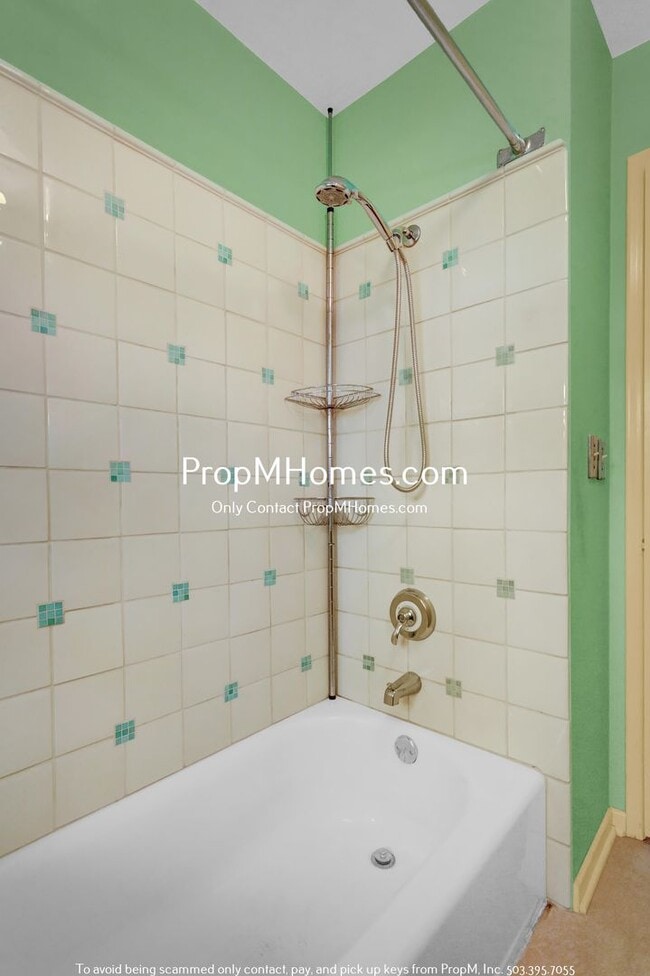 Building Photo - Quintessential Two Bedroom home in SW - Beautiful Backyard!