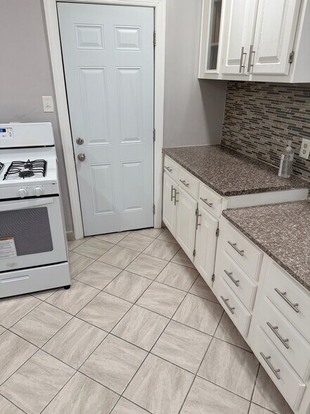 Building Photo - 748 E 28th St