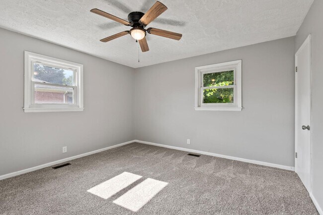 Building Photo - 610 Greenbriar Dr