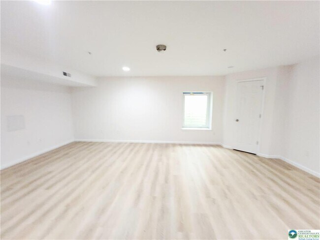 Building Photo - 937 King Way